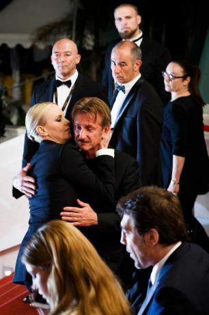 Charlize Theron, Sean Penn, neugodan zagrljaj, crveni tepih u Cannesu