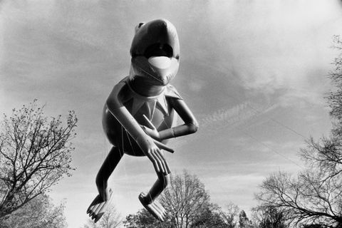 Kermit balon žaba na paradi na Dan zahvalnosti Macy 1990