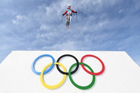 sportaš izvodi trik tijekom treninga u slobodnom skijanju na velikom zraku