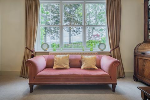 Ružičasti kauč u dnevnoj sobi