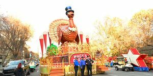 new york, new york 23. studenog Tom turkey by macys float viđen je tijekom 96. Macys parade povodom Dana zahvalnosti napuhavanje balona 23. studenog 2022. u gradu New Yorku fotografija Eugene gologurskygetty slike za macys, inc