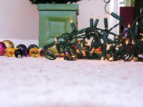 Božićne ukrase, uključujući svjetla i babuške, nalaze se na podu