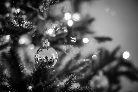 Božićno drvce ukrašeno božićnim ukrasima i lampicama