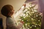 Kako objesiti božićne lampice na drvo