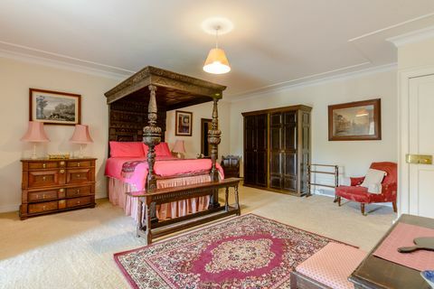 Tradicionalne spavaće sobe s crvenim interijerima