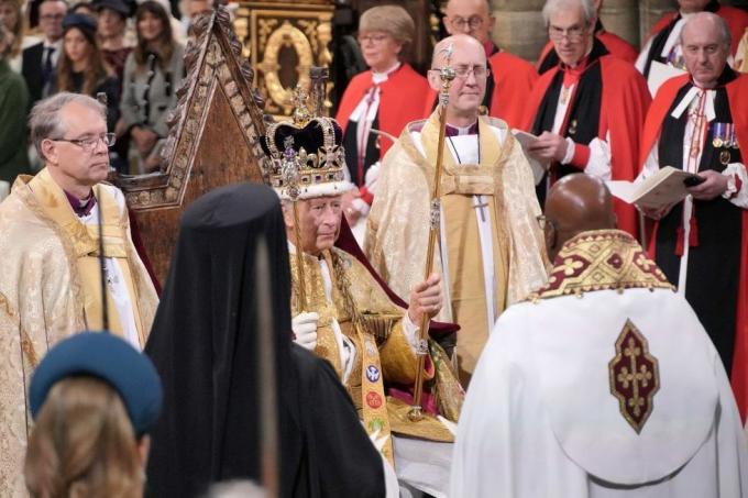 britanski kralj charles iii s krunom na glavi nazoči ceremoniji krunidbe u westminsterskoj opatiji u središtu londona 6. svibnja 2023. scena krunidba je prva u Britaniji u 70 godina, a tek druga u povijesti koja će se prenositi na televiziji, charles će biti 40. vladajući monarh koji će biti okrunjen na središnjoj krunidbi londonska crkva od kralja Williama I. 1066. izvan Ujedinjenog Kraljevstva, on je također kralj 14 drugih zemalja Commonwealtha, uključujući Australiju, Kanadu i Novi Zeland Camillu, njegovu druga žena, bit će okrunjena za kraljicu zajedno s njim i bit će poznata kao kraljica Camilla nakon ceremonije fotografija jonathana bradyja pool afp fotografija jonathana bradypoolafp putem getty images