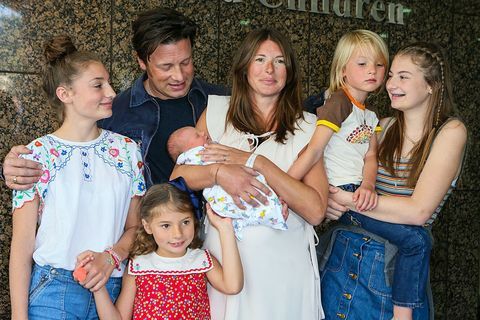 Jamie sa suprugom Jools i njihovo petero djece nedugo nakon rođenja njihovog sina River Rocketta