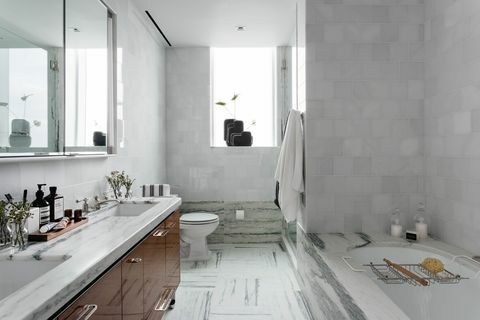 bijela kupaonica, mramorni pod, drveni ormarići, dvostruka ispraznost