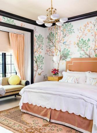 charlotte Lucas spavaća soba s cvjetnim tapetama