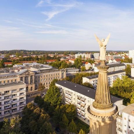 Njemačka, Potsdam, pogled na grad s figuricom anđela crkve sv. Nikole u prvom planu