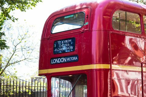 Crveni londonski autobus vozi ljude na izložbu cvijeća Chelsea, London, Velika Britanija