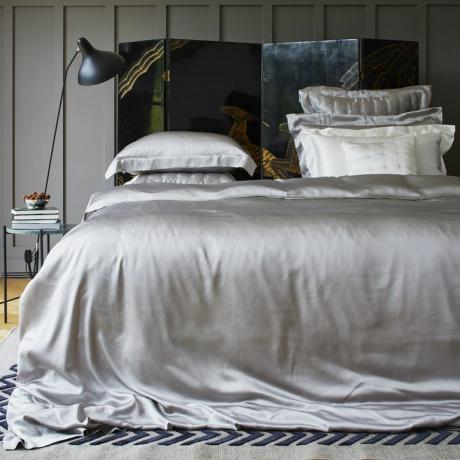 Prekrasna sive svilene posteljine