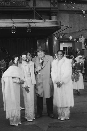 Willard scott intervjuira glumačku ekipu Broadwayjevih djevojaka iz snova na paradi na Dan zahvalnosti 1982.