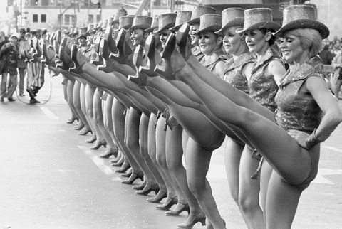 Radio City's rockettes kickline na macys paradi 1976